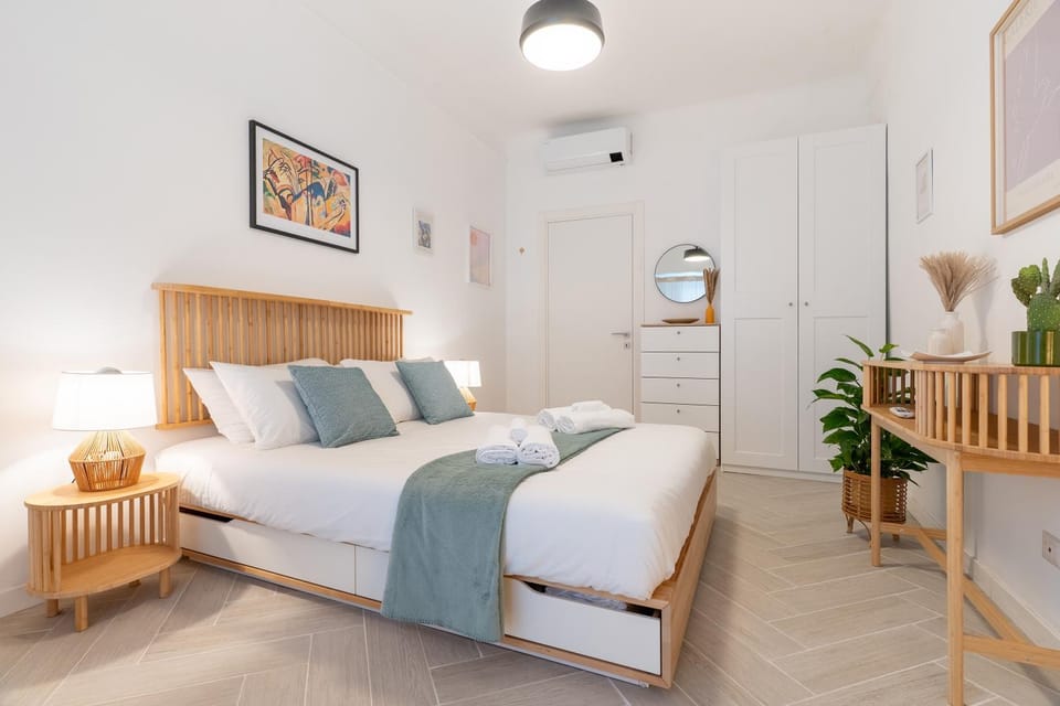 Bed, Bedroom, towels, air conditioner