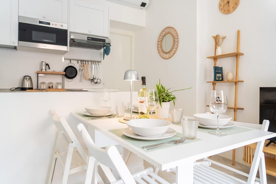 Coffee/tea facilities, Kitchen or kitchenette, Dining area, Food, stove, kitchen