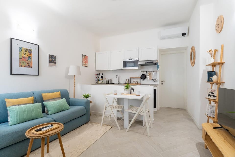 Kitchen or kitchenette, Living room, Seating area, Dining area, stove