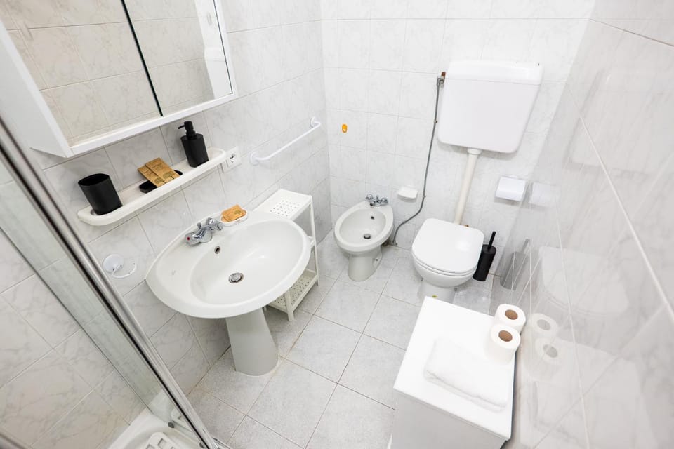 Shower, Toilet, Bathroom, bidet, towels