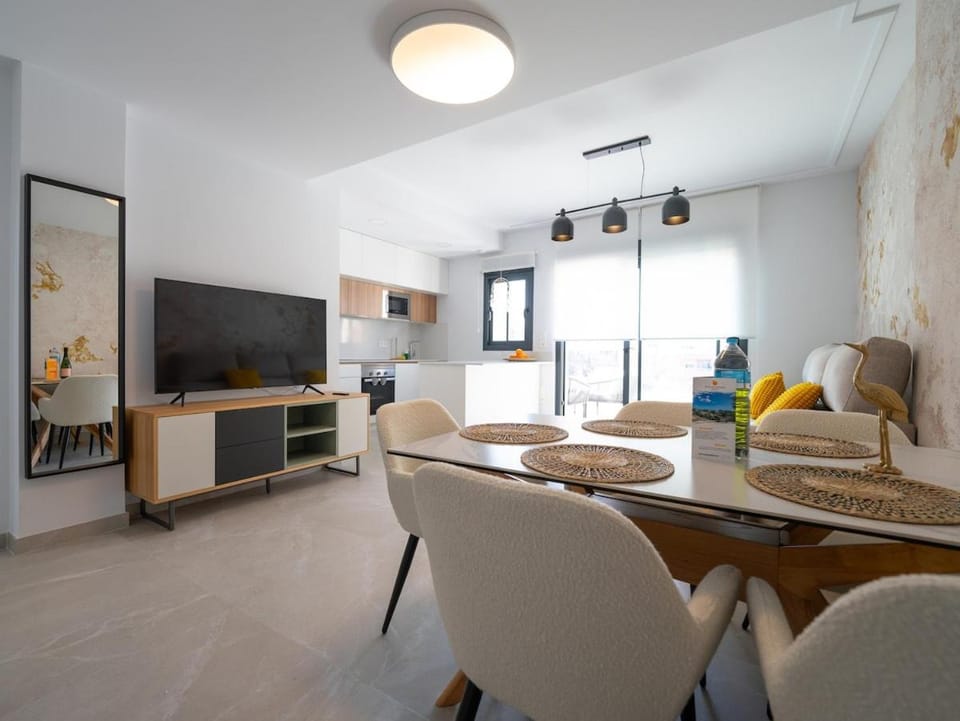 TV and multimedia, Kitchen or kitchenette, Living room, Seating area, Dining area