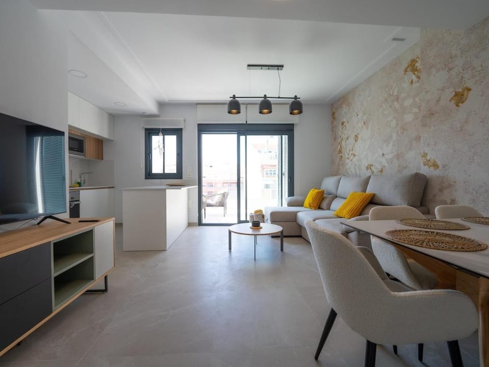 TV and multimedia, Kitchen or kitchenette, Living room, Seating area, Dining area