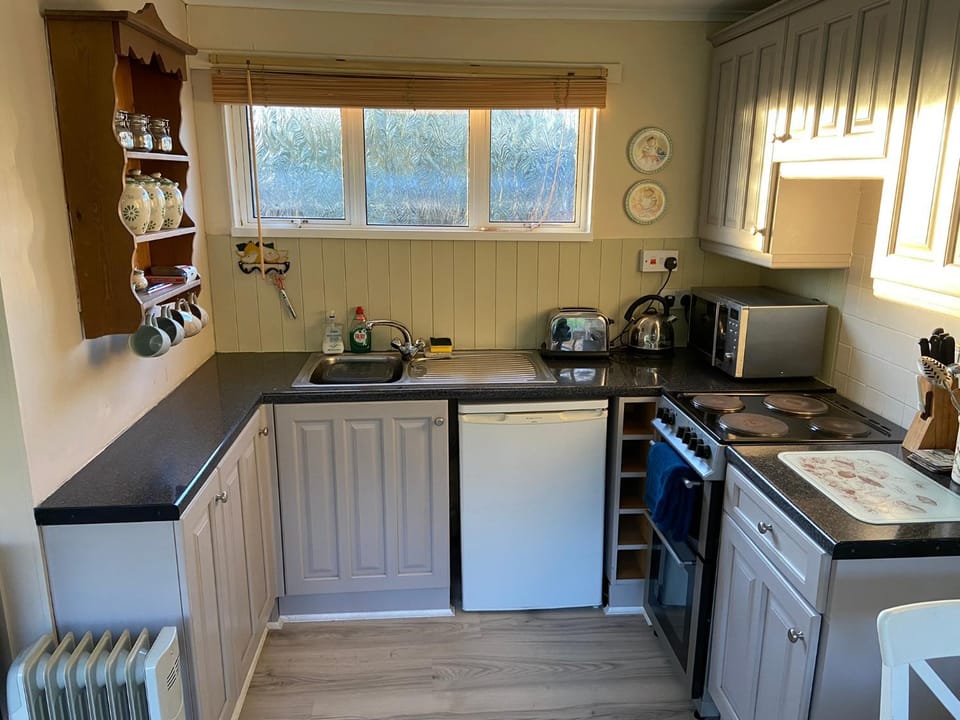 Coffee/tea facilities, Kitchen or kitchenette, oven, stove, toaster