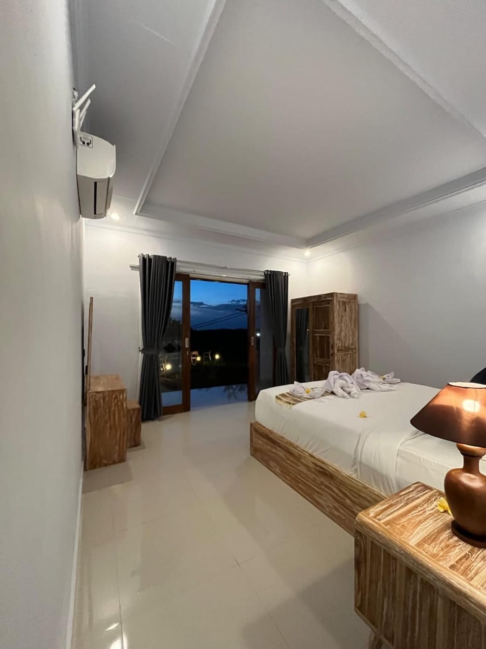 Property building, Bed, Photo of the whole room, Bedroom, air conditioner