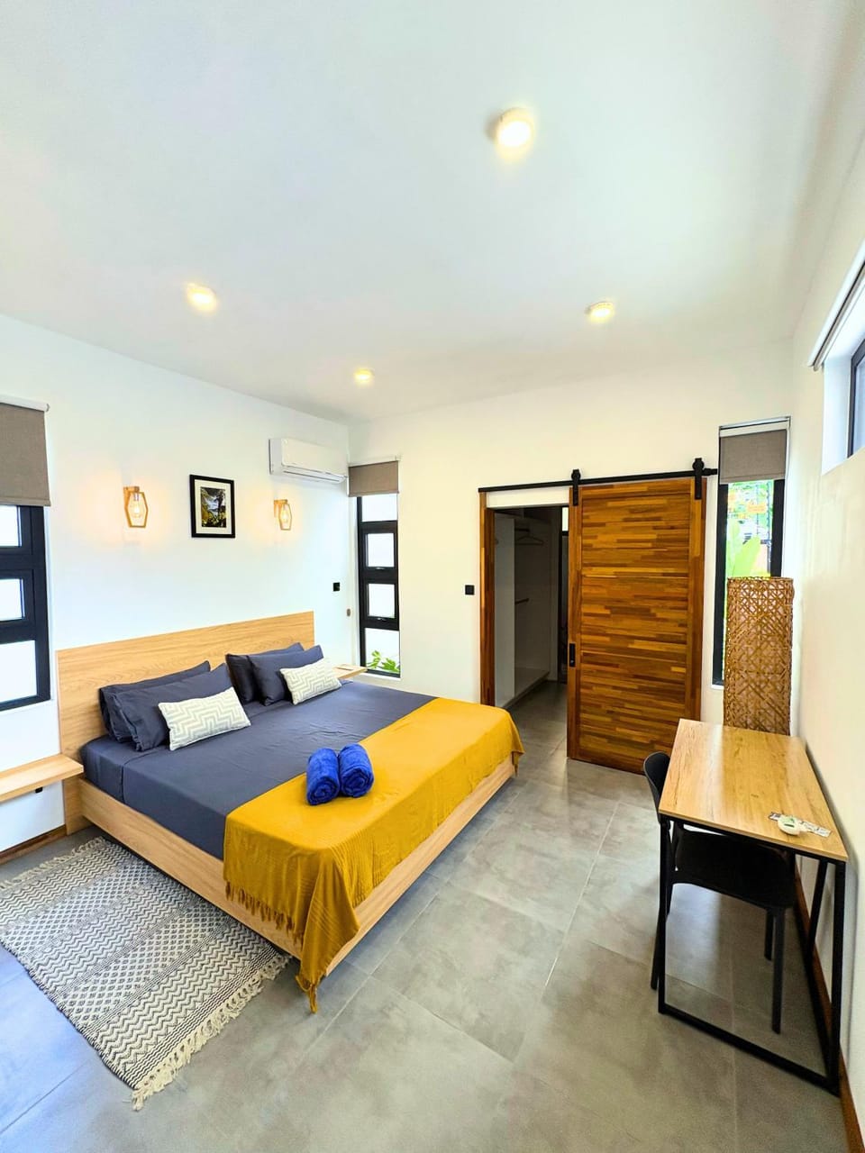 Seating area, Bedroom, internet, safe, towels, air conditioner