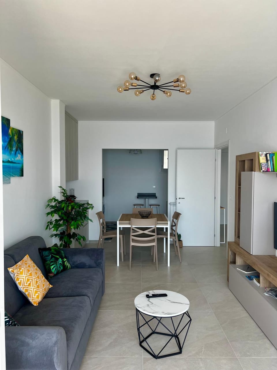 TV and multimedia, Kitchen or kitchenette, Living room, Seating area, Dining area