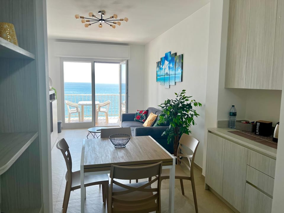 Kitchen or kitchenette, Living room, Seating area, Dining area