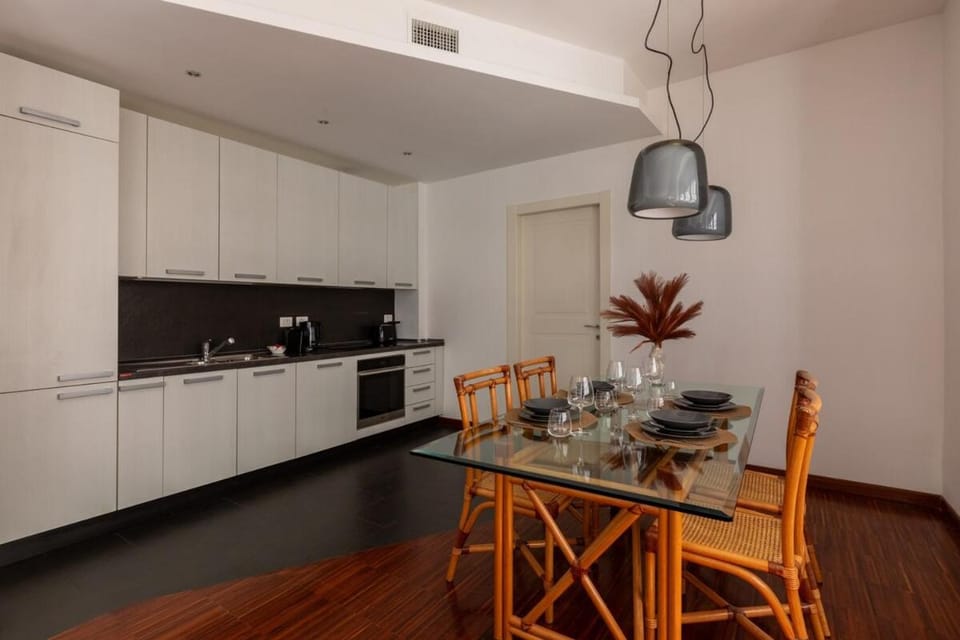 Kitchen or kitchenette, Dining area, oven, stove