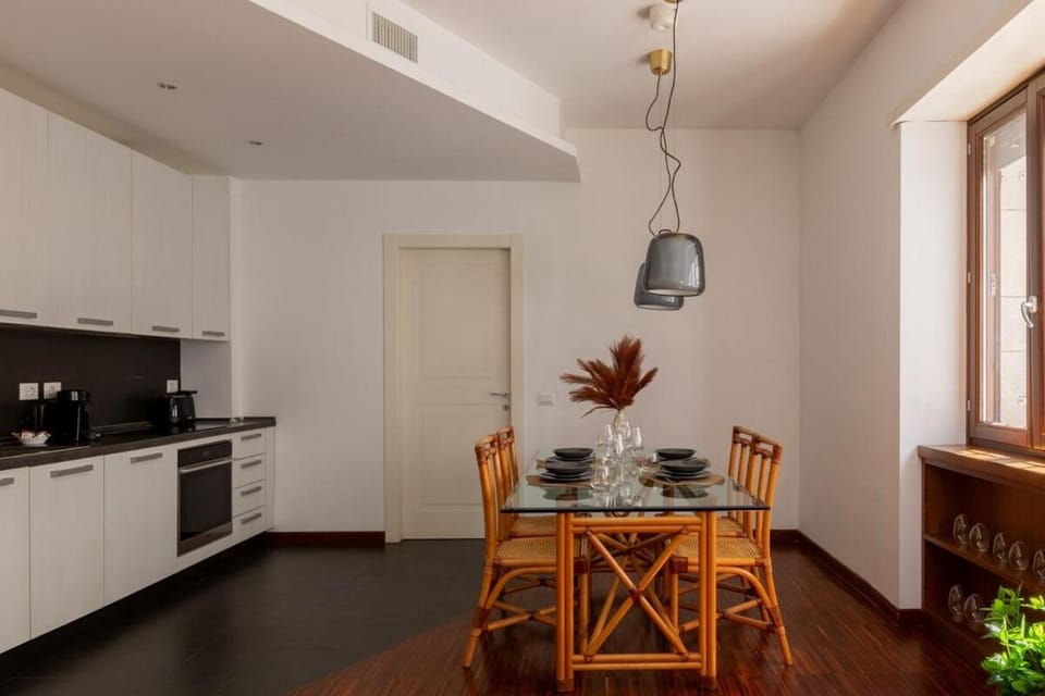 Kitchen or kitchenette, Dining area, stove