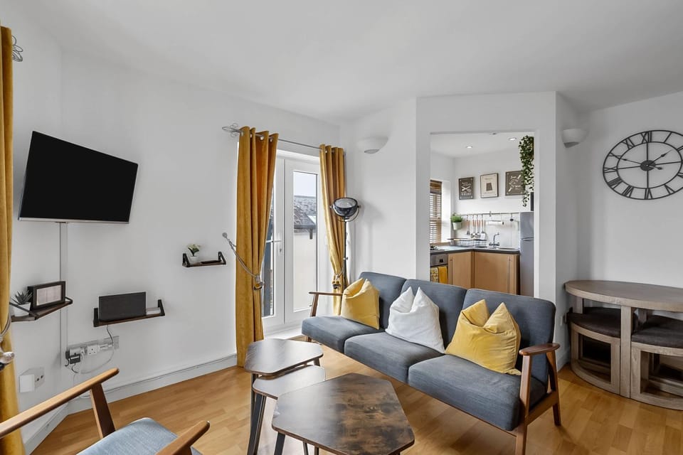 Fab 2-Bed Apartment Great Location With Parking House in Plymouth