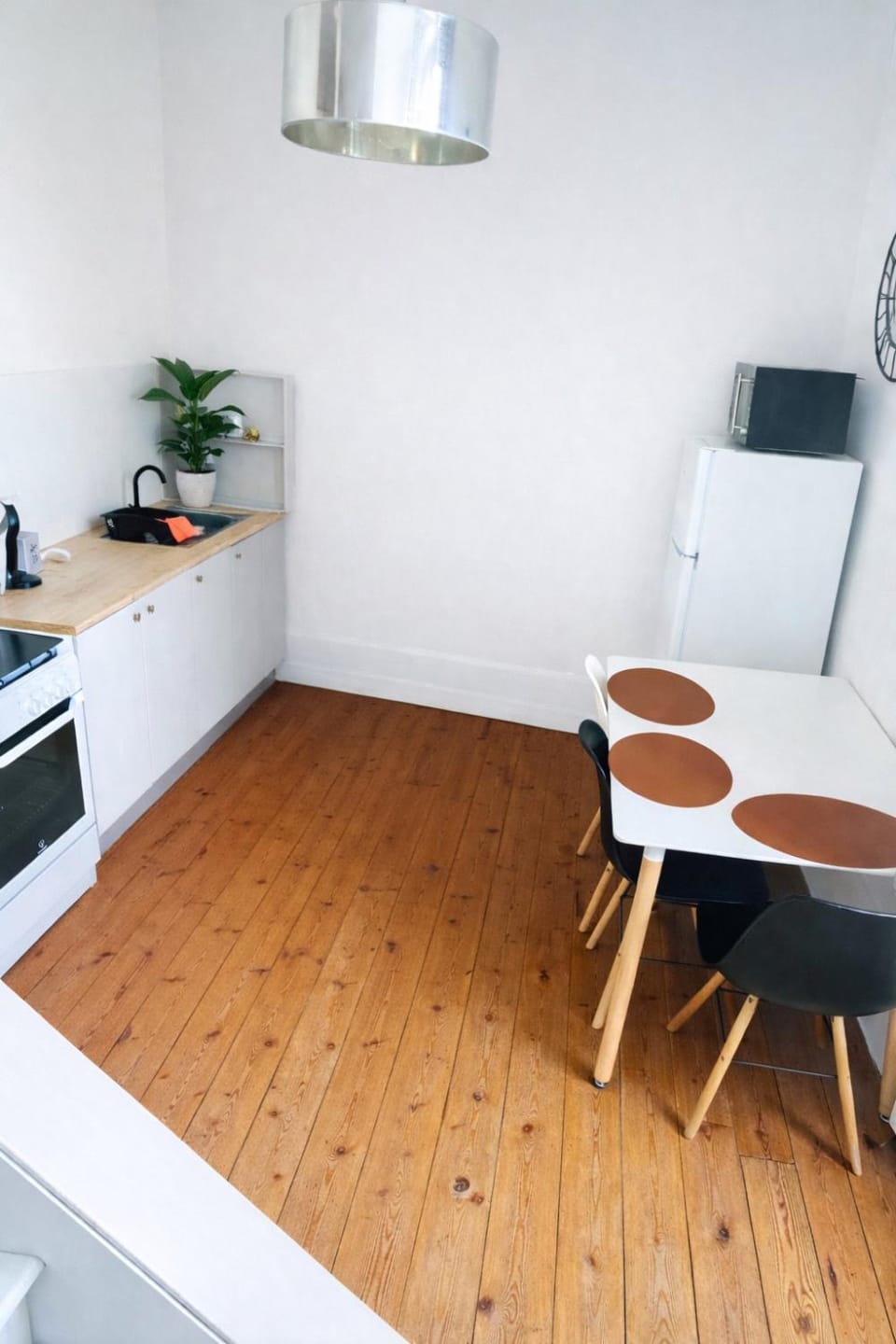 Kitchen or kitchenette, Dining area, stove
