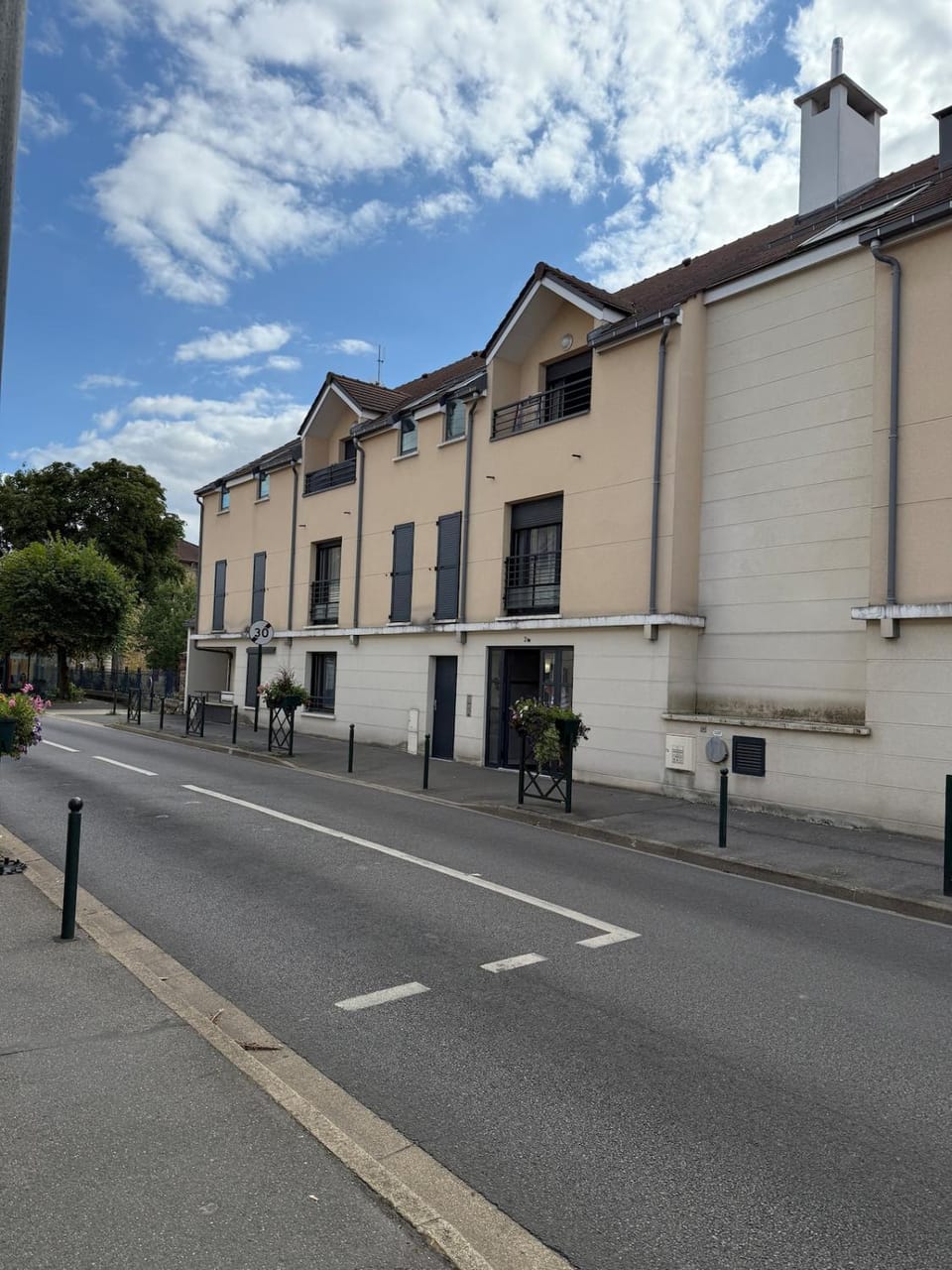 Parking sous terrain , 200 m de la gare RER, 30 min Gare du Nord Apartment in Île-de-France