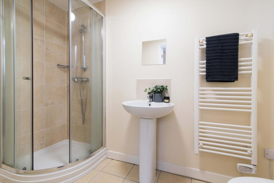 cheerful double en-suite room with free wifi, shared kitchen Apartment in Derby