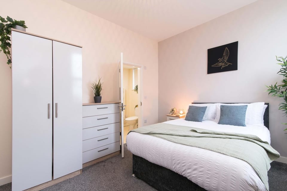 cheerful double en-suite room with free wifi, shared kitchen Apartment in Derby