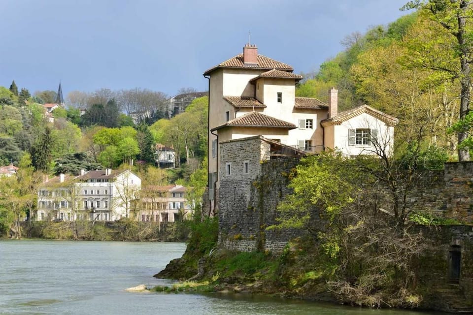 Nearby landmark, Day, Natural landscape