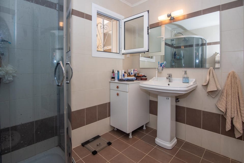 Shower, Toilet, Bathroom, Bath, towels