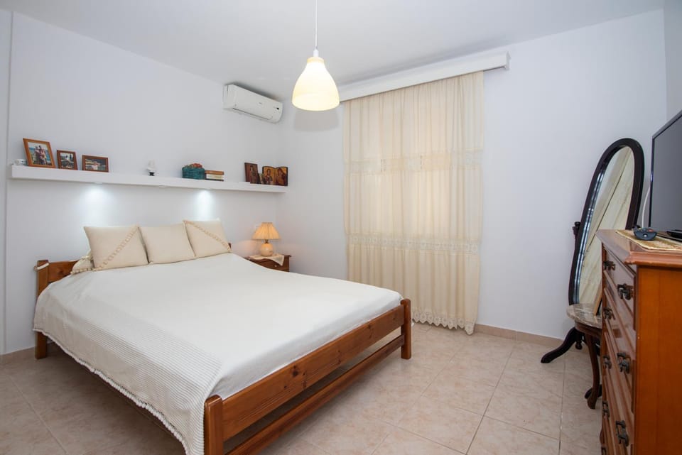 Bed, TV and multimedia, Photo of the whole room, Bedroom, air conditioner
