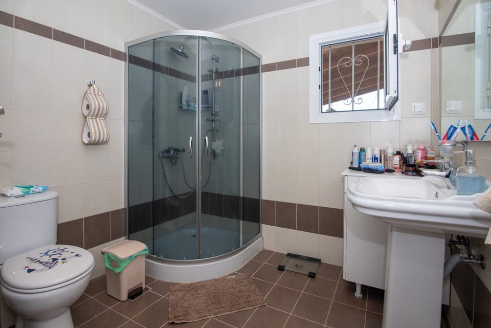 Shower, Toilet, Bathroom, towels