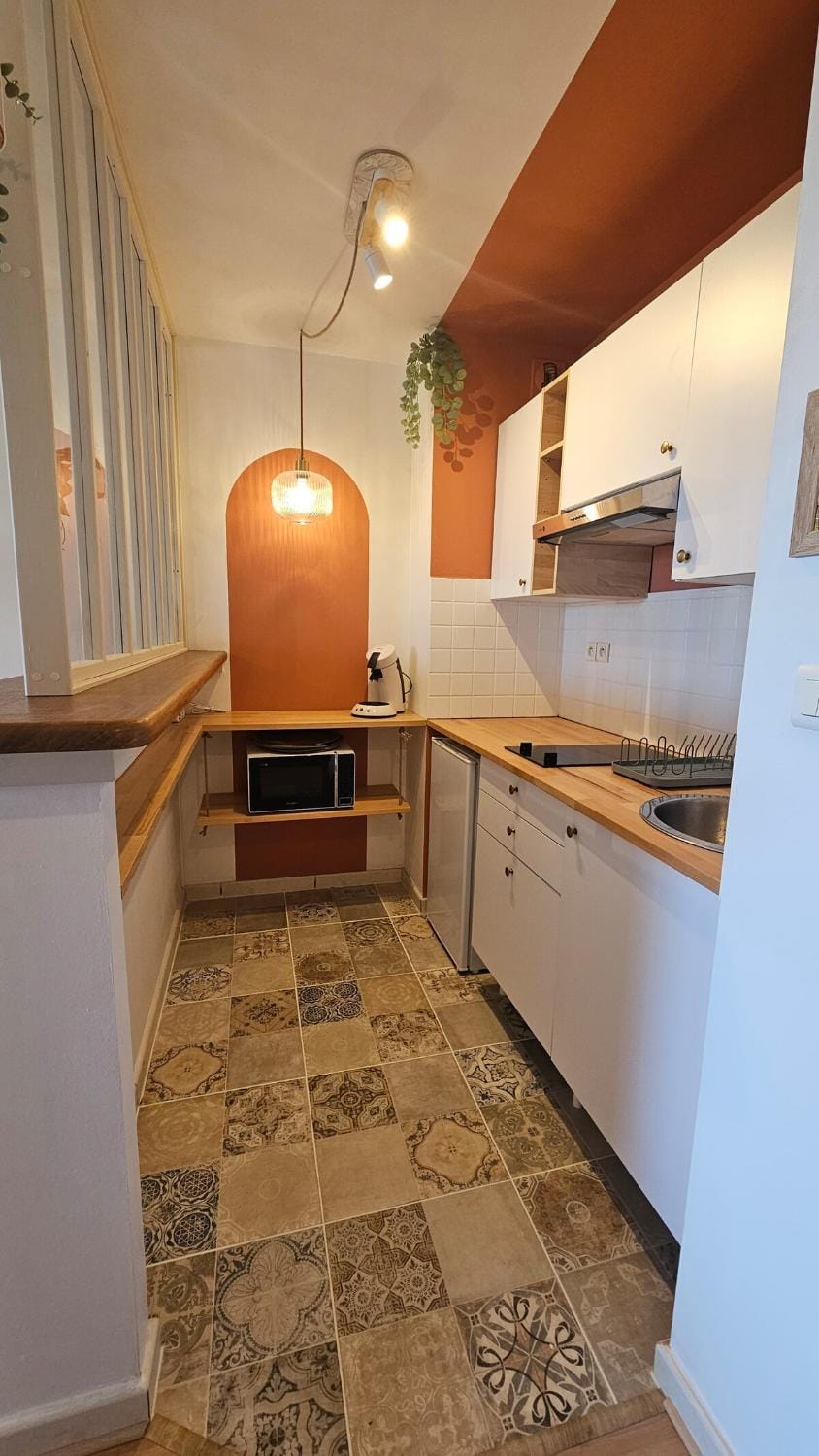 Kitchen or kitchenette
