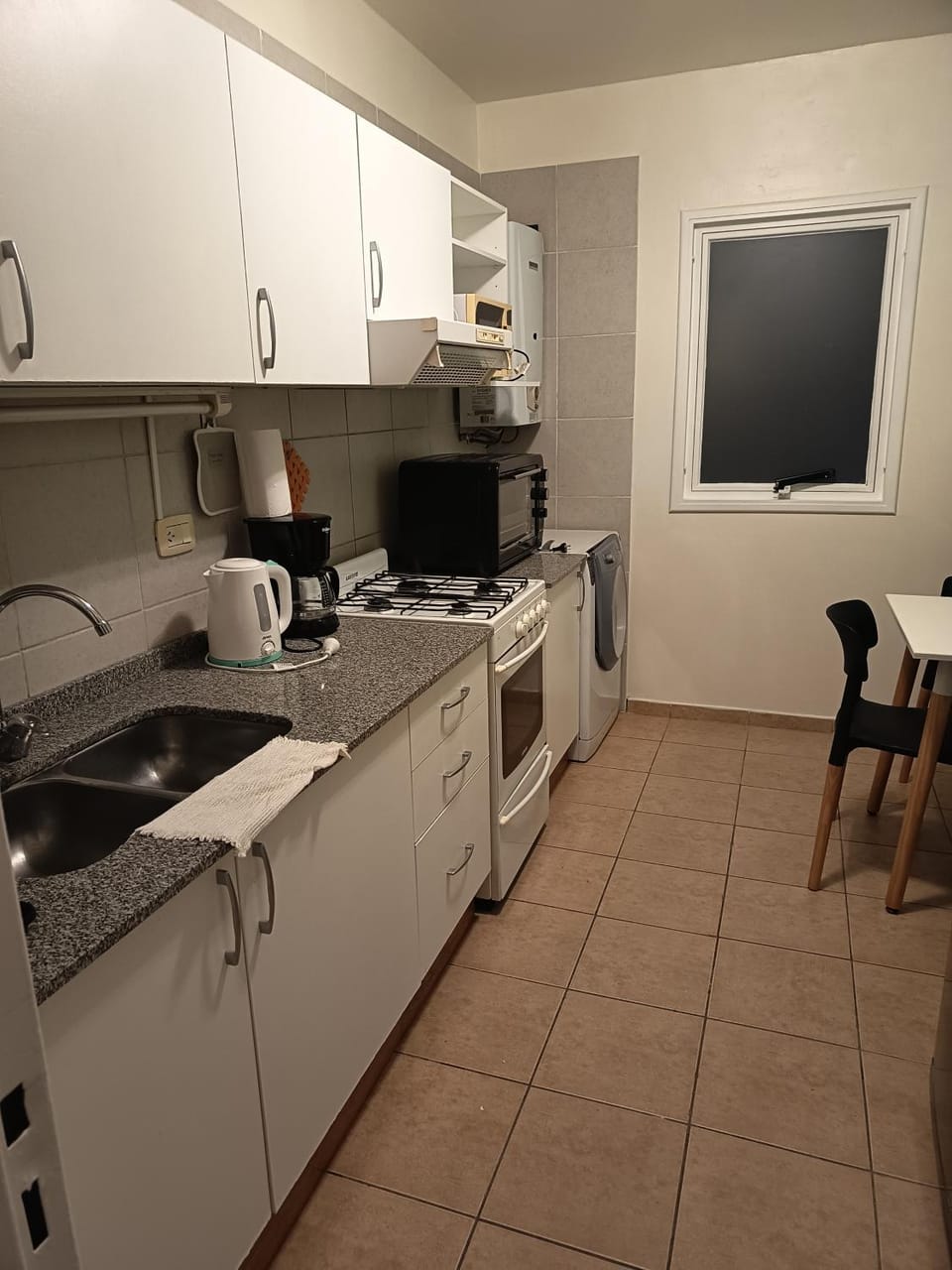 Kitchen or kitchenette, minibar, oven, stove, toaster