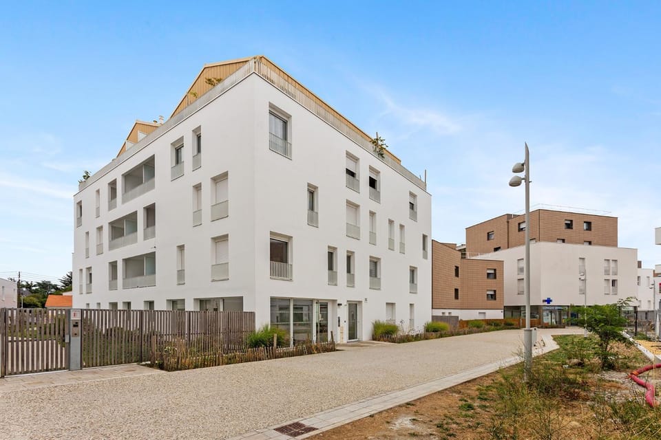 Property building, Day, Neighbourhood, Street view, Location