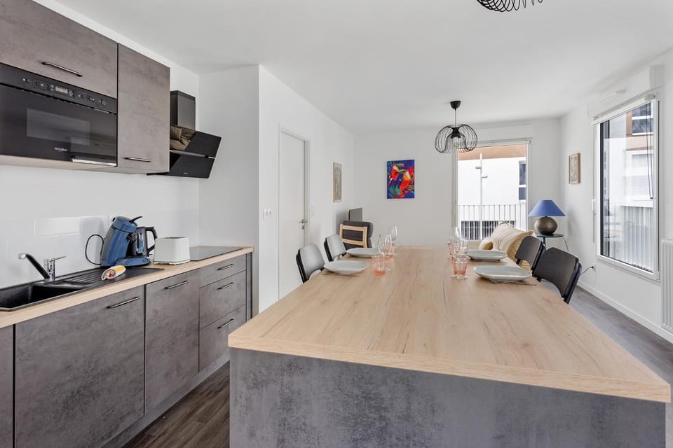 Kitchen or kitchenette, Seating area, Dining area