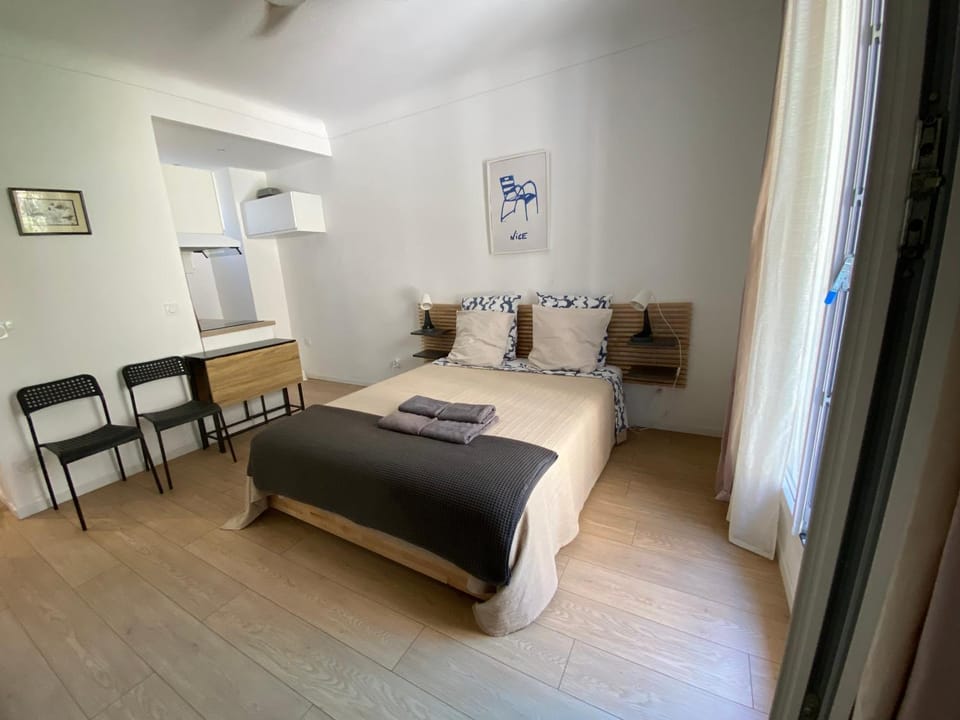 Bed, Photo of the whole room, Seating area, Bedroom