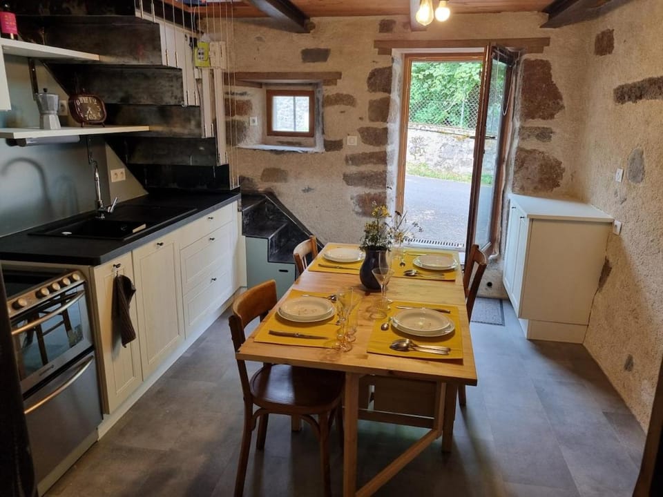 Mini maison terrasse vue montagne proche Puy Mary House in Auvergne-Rhône-Alpes