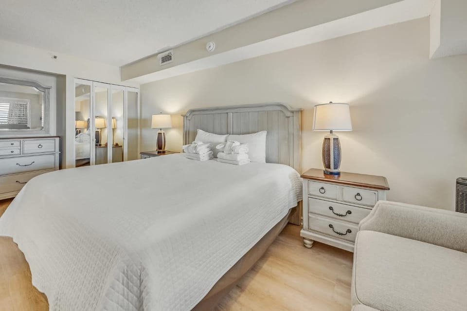 NEW Upscale1BR Direct Oceanfront View,King,Pools House in Myrtle Beach