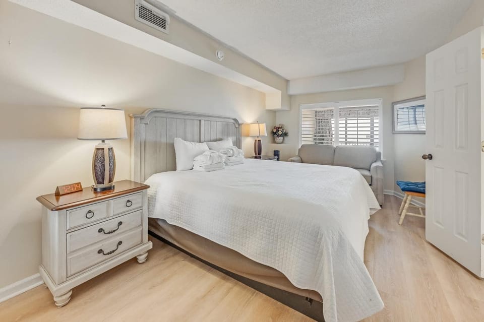 NEW Upscale1BR Direct Oceanfront View,King,Pools House in Myrtle Beach