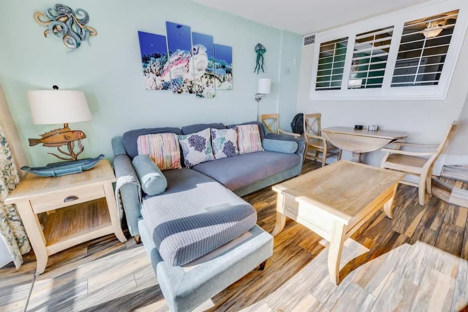 1BR Beautiful Beach Cove w Private Balcony, Pools House in North Myrtle Beach
