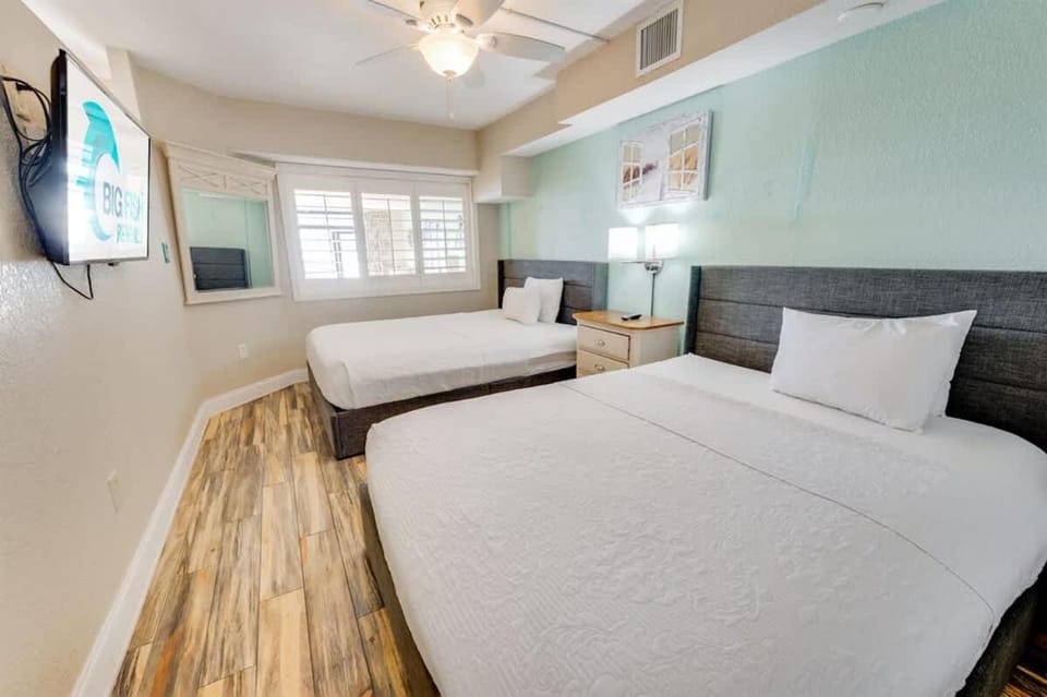 1BR Beautiful Beach Cove w Private Balcony, Pools House in North Myrtle Beach