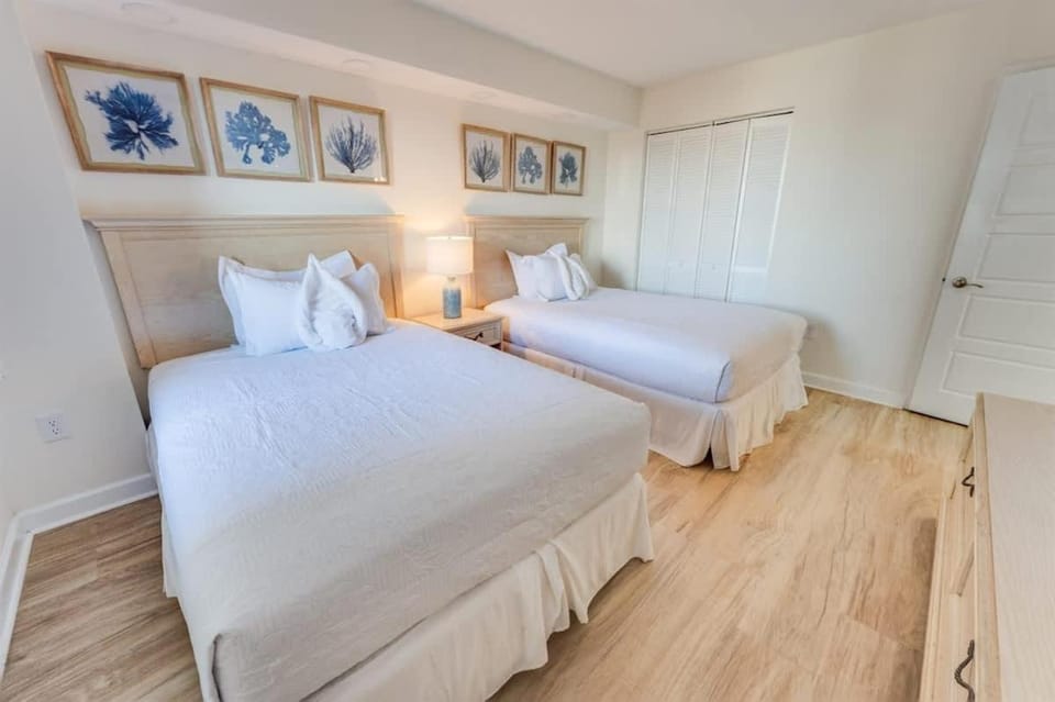 2BR Seaside retreat w balcony, beach access,pools House in North Myrtle Beach