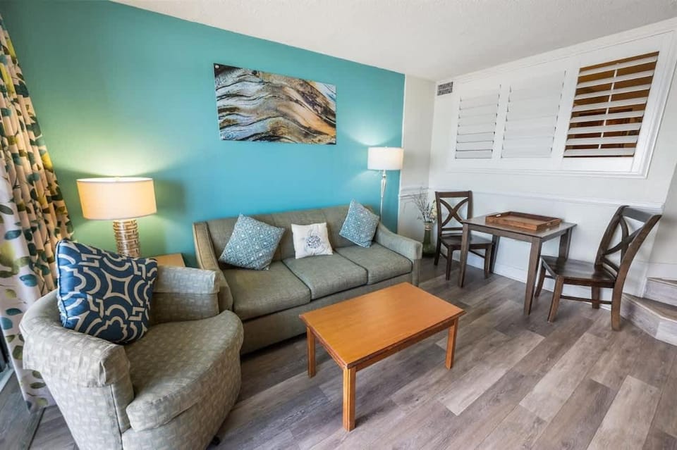 Steps from Beach, Direct View, Oceanfront Paradise House in North Myrtle Beach