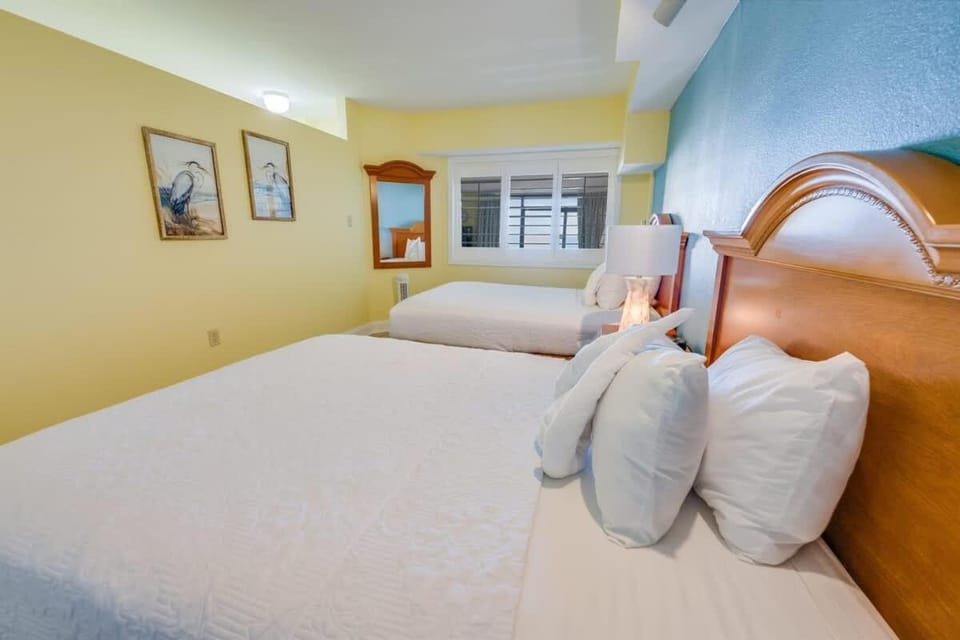 1BR Ocean Front with Great Decor, Updated Kitchen House in North Myrtle Beach