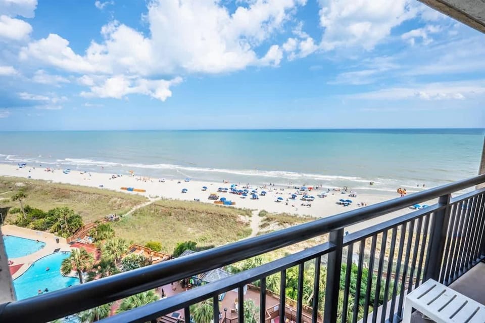 Beachfront Condo, Stunning Pools and Scenic Views House in North Myrtle Beach