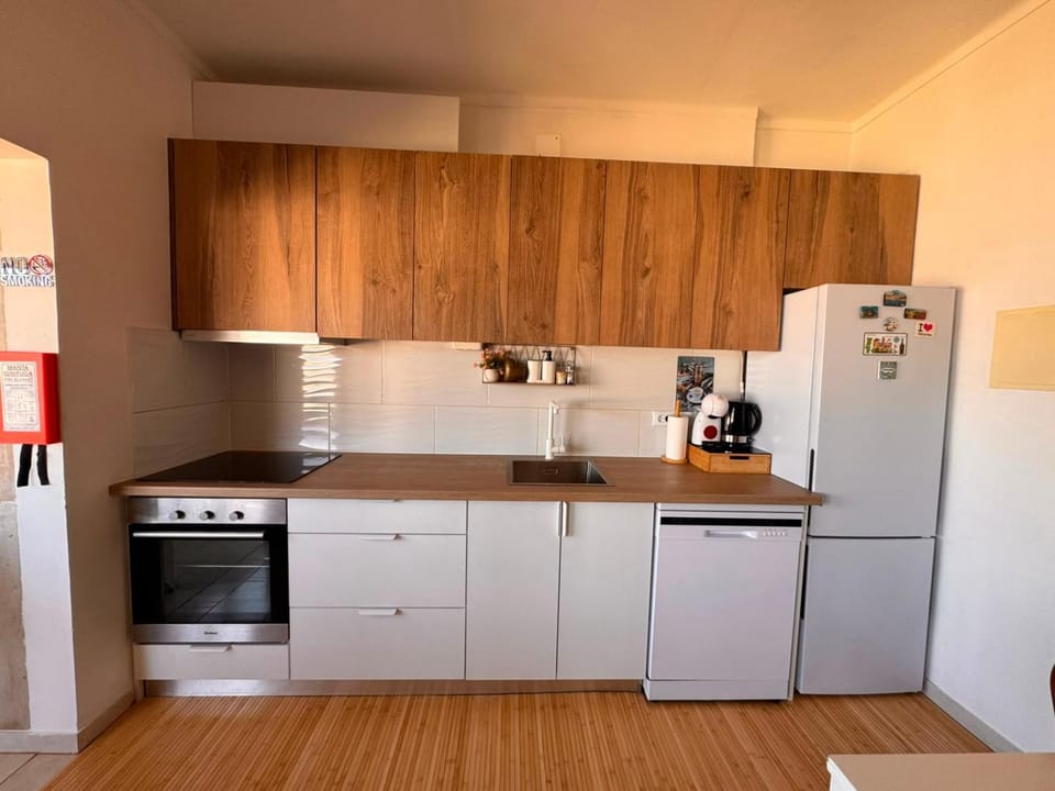 Coffee/tea facilities, Kitchen or kitchenette, dishwasher, oven, stove, toaster