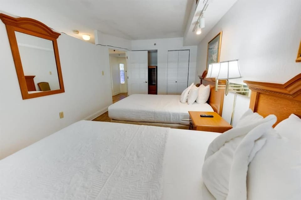 Wonderful Oceanfront Condo with Pools and Hot Tub House in North Myrtle Beach