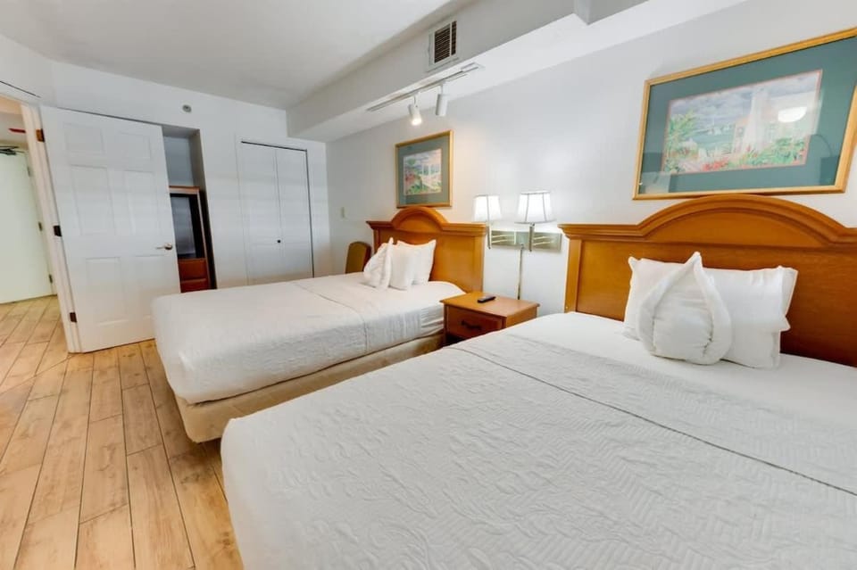 Wonderful Oceanfront Condo with Pools and Hot Tub House in North Myrtle Beach