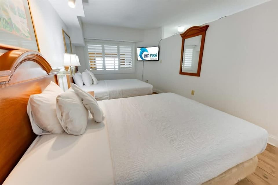 Wonderful Oceanfront Condo with Pools and Hot Tub House in North Myrtle Beach