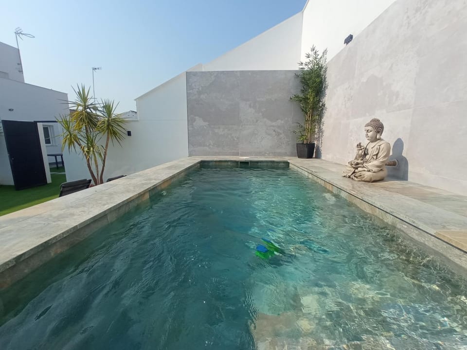 Day, Swimming pool