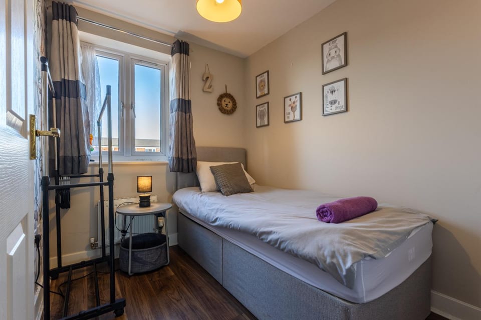 Bed, Bedroom, towels