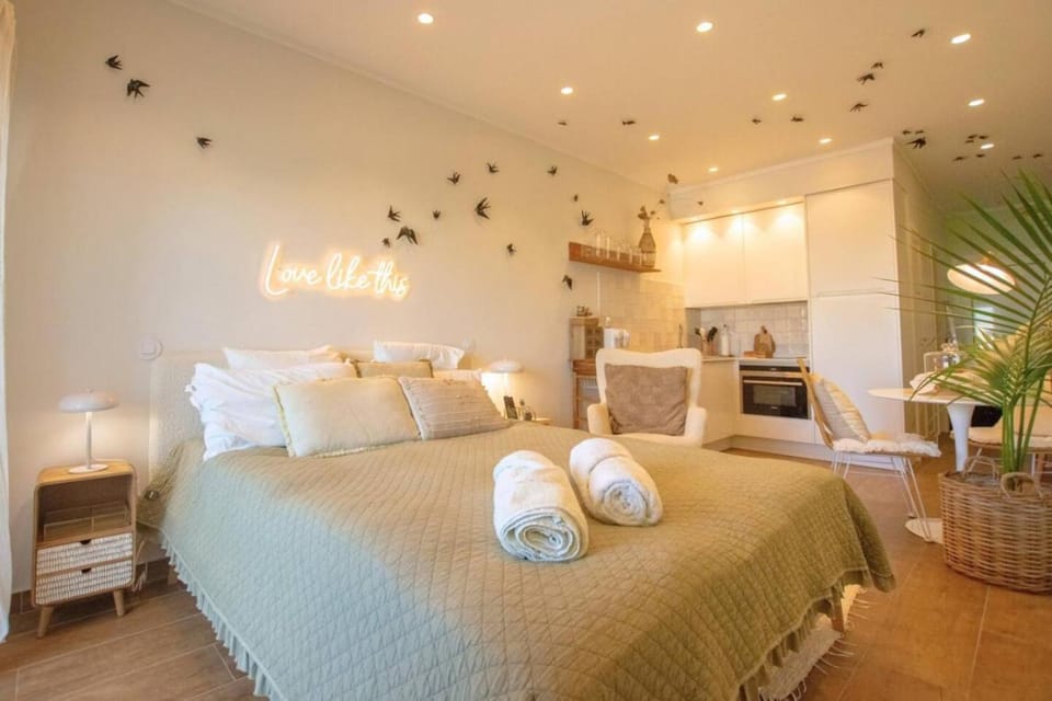 Bed, Kitchen or kitchenette, Living room, Bedroom, towels