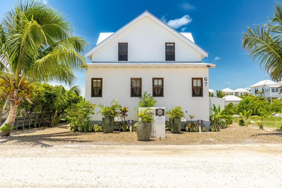 Black Orchid and Mistico Beach Club plus Boat Shuttle Villa in San Pedro