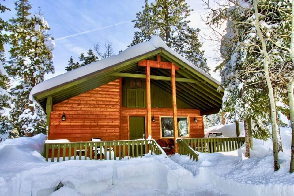 Lovely Log Cabin with Fire Pit Cabin in Utah