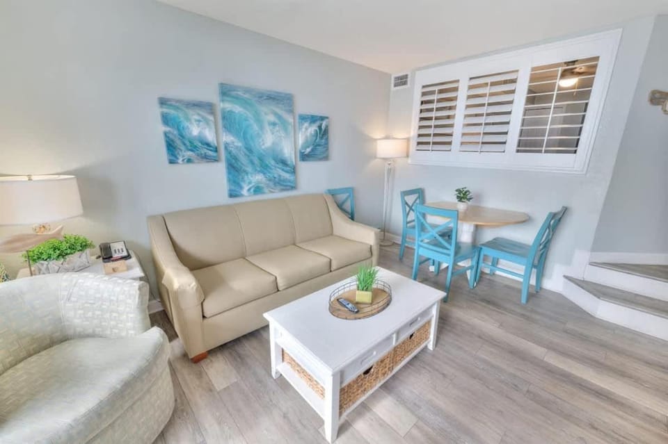 Updated 1BR Direct Ocean Front Condo, Pools, Beach House in North Myrtle Beach