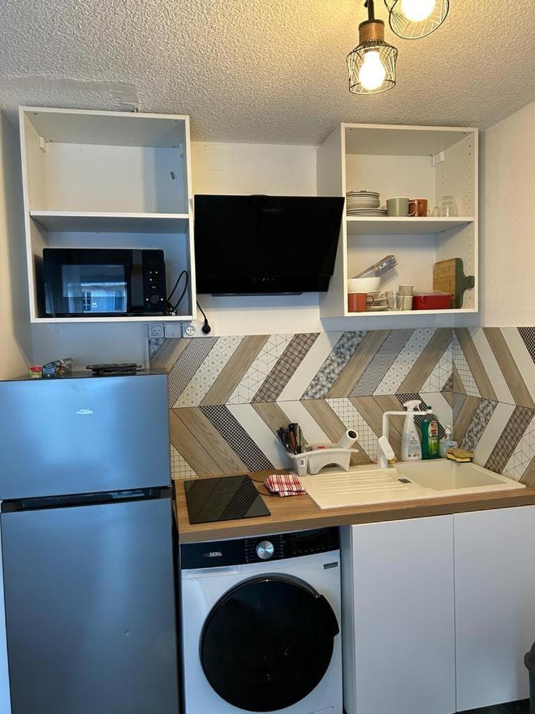 Charmant T1 Bis Cabine - Parking privé Cabin in Catalonia