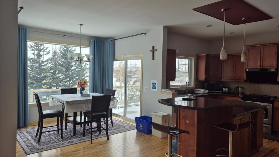 Luxury Home with 5 BR, 9 Beds, 4BA, sleep 12, AC, Crib House in Calgary