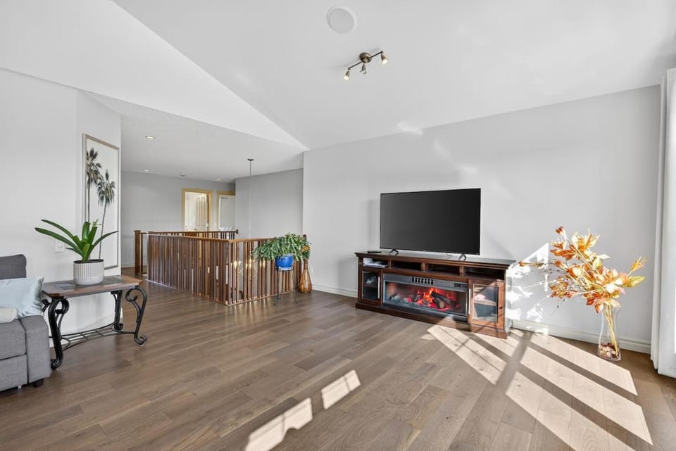 Luxury Home with 5 BR, 9 Beds, 4BA, sleep 12, AC, Crib House in Calgary