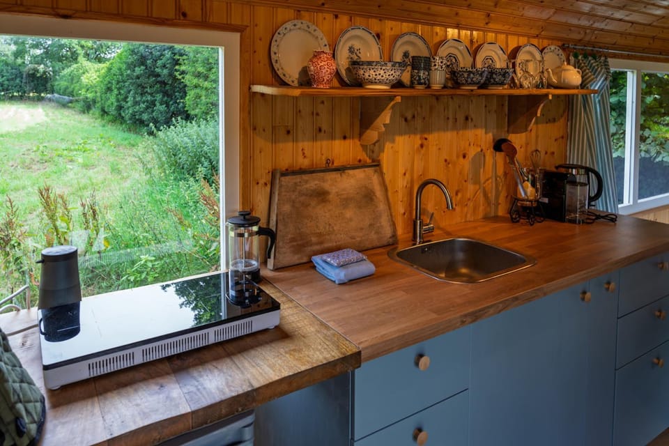 Coffee/tea facilities, Kitchen or kitchenette, stove